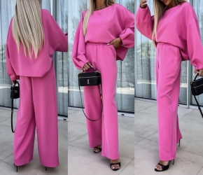 Fashion Studio Elegancki komplet - róż - Lekki komplet damski w pięknym, mocnym różu.
Bluzka typu OVERSIZE z estetycznie zakończonym rękawem.
Spodnie z szeroką nogawką oraz kieszeniami po bokach. 
Gumka w pasie dzięki czemu dopasują się do sylwetki.