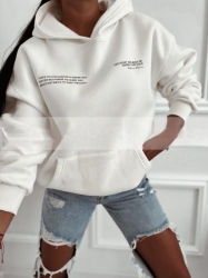 Fashion Studio Bluza oversize -  biała - Dłuższa bluza kangurka z kapturem wkładana przez głowę - typu OVERSIZE. Ocieplana od środka przyjemnym misiem. Napisy nadają jej niepowtarzalnego stylu i charakteru. Jedna duża kieszeń z przodu.
100% BAWEŁNA