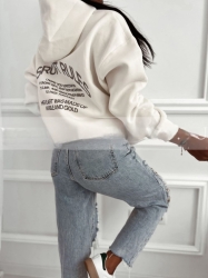 Fashion Studio Bluza oversize -  biała - Dłuższa bluza kangurka z kapturem wkładana przez głowę - typu OVERSIZE. Ocieplana od środka przyjemnym misiem. Napisy nadają jej niepowtarzalnego stylu i charakteru. Jedna duża kieszeń z przodu.
100% BAWEŁNA