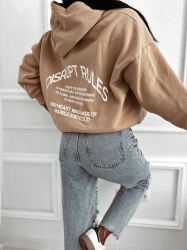 Fashion Studio Bluza RULES -  beż - Dłuższa bluza kangurka z kapturem wkładana przez głowę - typu OVERSIZE. Ocieplana od środka przyjemnym misiem. Napisy nadają jej niepowtarzalnego stylu i charakteru. Jedna duża kieszeń z przodu.
100% BAWEŁNA
