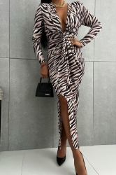 Fashion Studio Sukienka maxi ZEBRA - brąz - ecru - Piękna, długa sukienka maxi z printem w zebrę. Stonowane kolory. Głęboki dekolt w kształcie litery V, który możesz nosić na dwa sposoby. Odkryty, lub bardziej przysłonięty. Modelująca figurę, podkreślająca talię. Elastyczny materiał, dzięki czemu sukienka dopasowuje się do ciała. Delikatne rozcięcie Long Charm na dole sukienki. Z przodu eleganckie marszczenie, które nie tylko podkreśla talię, ale i nadaje jej niezwykłej elegancji oraz charakteru. Idealna na wiele okazji.